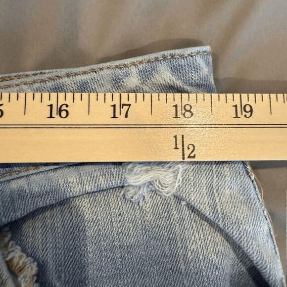 C Est. 1946 Stretch Denim Mid Rise Capris Light Wash Raw Hem Distressed Size 14 - Picture 9 of 13